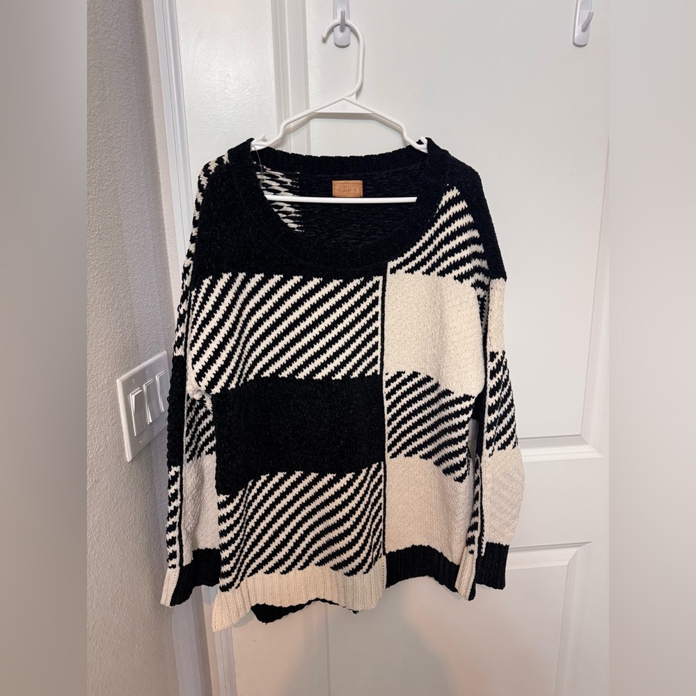 POL Black and White Patterned Sweater